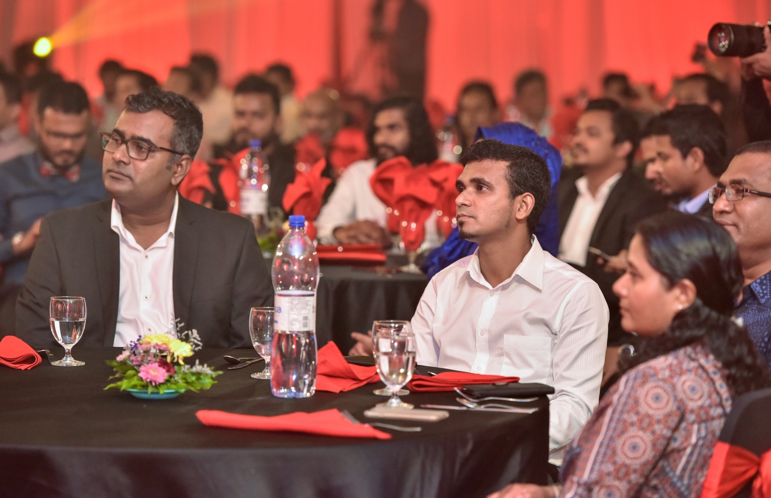 އެވޯޑް ހަފްލާގައި ފިނޭންސް މިނިސްޓަރު އަހުމަދު މުނައްވަރު (ކ2) އާއި ޑީއާރުޕީގެ ލީޑަރު މުހައްމަދު ނަޝީދު ބައިވެރިވެޑައިގަންނަވަނީ. ފޮޓޯ: ނިޝާން އަލީ/މިހާރު