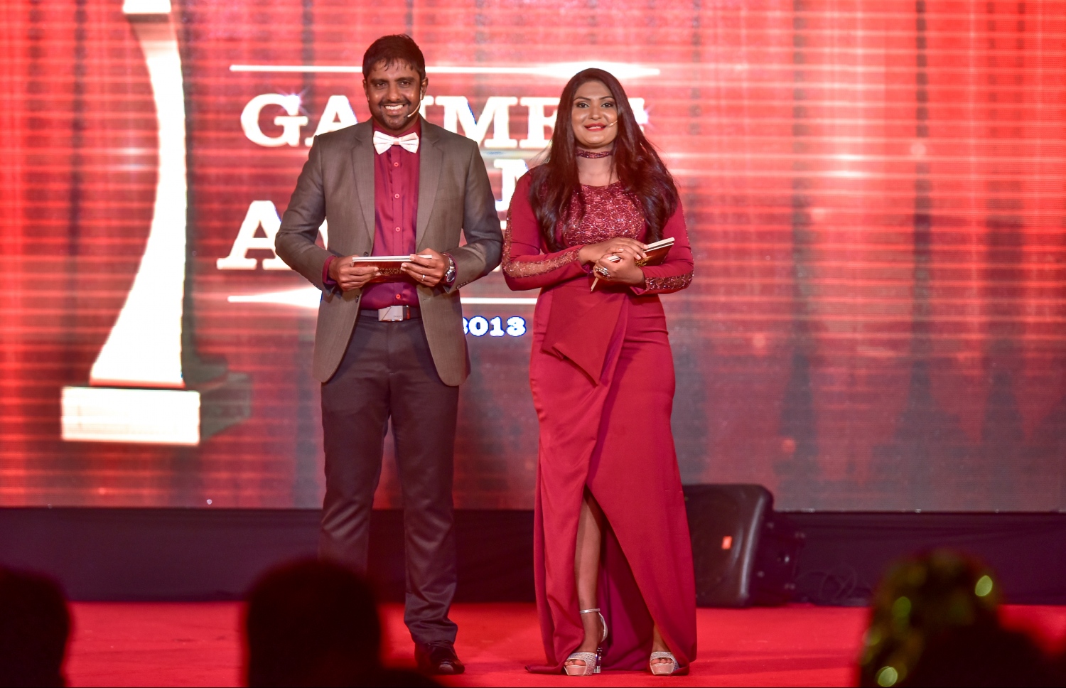 ގައުމީ ފިލްމް އެވޯޑް ހަފްލާ ހުށަހަޅައިދިން ޕްރެޒެންޓަރުން ކަަމަށްވާ މިޒޫ އާއި ވައްޑެ: މިޒޫގެ ރަތް ގައުން ފަރުމާކޮށްފައި ވަނީ ރަޒީ: އަދި އޭނާގެ މި ހެދުމާއި ގުޅުވާލައިގެން ރަތް ކުލައިގެ ޗޯކާ އެއްވެސް އަޅާފައި ހުރި. ވައްޑެގެ ރަތް ގަމީހާ އެކު ހުދު ބޯ ޓައި އެއް ގުޅުވާލާފައިވޭ.---ފޮޓޯ: ނިޝާން އަލީ/މިހާރު