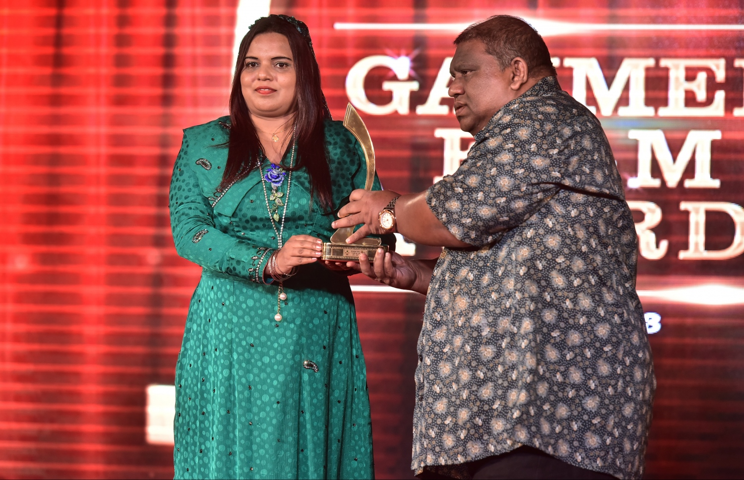 އަމްޖޭއާ ލައިފްޓައިމް އެޗީވްމަންޓް އެވޯޑް، ޔޫތު މިނިސްޓަރު އިރުތިޝާމް ހަވާލުކޮށް ދެއްވަނީ.--. ފޮޓޯ:ނިޝާން އަލީ/މިހާރު