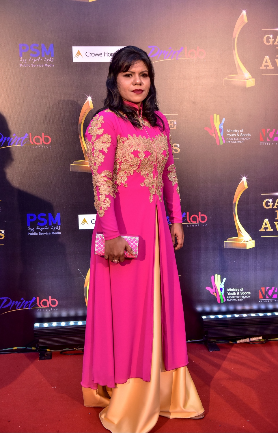 ކޮރިއޯގްރަފާ ސުނީތާ ފިލްމް އެވޯޑްގެ ހަފްލާގެ ރެޑް ކާޕެޓް މަތީގައި ފޮޓޯއަކަށް ހުއްޓިލައިގެން: ސުނީތާގެ ފިޔާތޮށި ހެދުމަކީ އިންޑިއާގެ ބްރޭންޑެއްގެ 'އަނާރްކަލީ ސޫޓު' އެއްގެ ނަކަލެއް. މި ސޫޓު މޮޑެލް ކޮށްފައި ވަނީ ޕްރިޔަންކާ ޗޯޕްރާ.