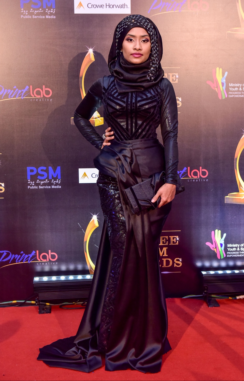 ލަވަކިޔުންތެރިޔާ އަޝްފާ ފޮޓޯއަކަށް ހުއްޓިގެން: ފިލްމް އެވޯޑްސްގެ ހަފްލާގައި އޭނާ ލައިގެން ހުރީ ކަޅު ގަޔަށް ފިޓްކޮށް ހުރި ގައުނެއް.---ފޮޓޯ: ނިޝާން އަލީ/މިހާރު