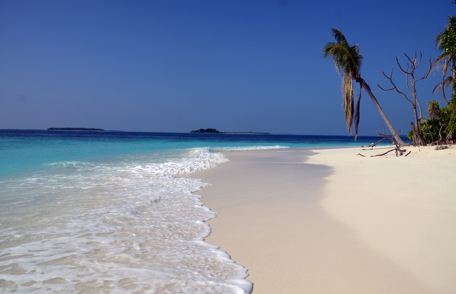 ބ.އަތޮޅު ފަޅުރަށެއްގެ ދޮންވެލި ގޮނޑުދޮށަށް ރާޅުތައް ބީއްސަމުންދާ އިރު، ގަދަ ނޫކުލައިގެ ކަނޑާއި އުޑުގެ ގުޅިފައިވާ މަންޒަރުން މި ރާއްޖޭގެ ރީތިކަން ސާބިތު ކޮށްދޭ. --ފޮޓޯ: އަހްމަދު އަބްދުﷲ ސައީދު/މިހާރު