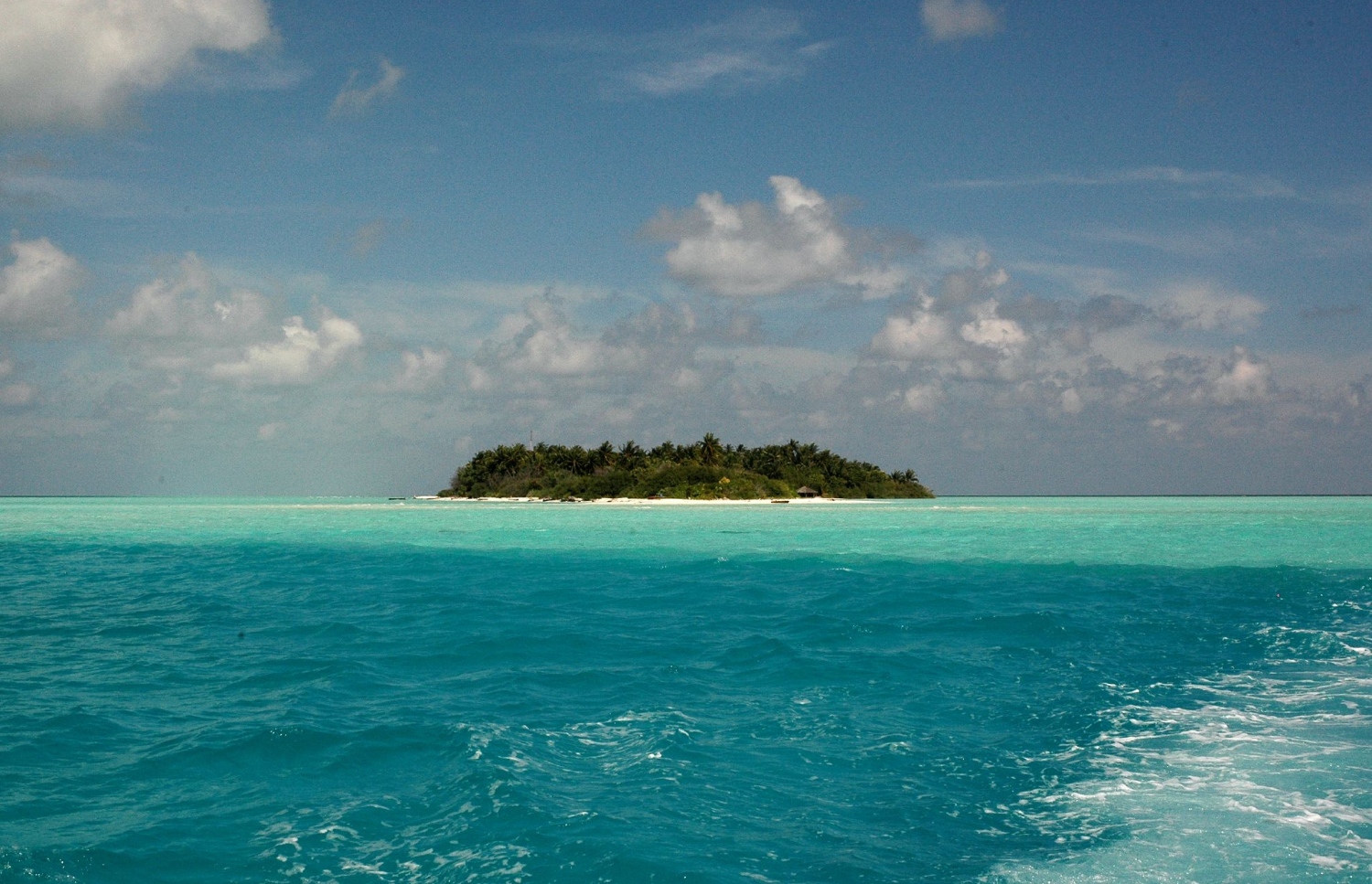 ރާއްޖޭގެ މަލަ ފެހި ރަށަކާއި އެ ރަށުގެ ދޮންވެލި ގޮނޑުދޮށާއި މަޑު ނޫ ކުލައިގެ މޫދާއި ވިލުފެހި ކުލައިގެ ވިލު. ރާއްޖޭގެ ހުރިހާ އަތޮޅަކުން ވެސް މިފަދަ ހިތްގައިމު މަންޒަރުތައް ފެނޭ. --ފޮޓޯ: އަހްމަދު އަބްދުﷲ ސައީދު/މިހާރު