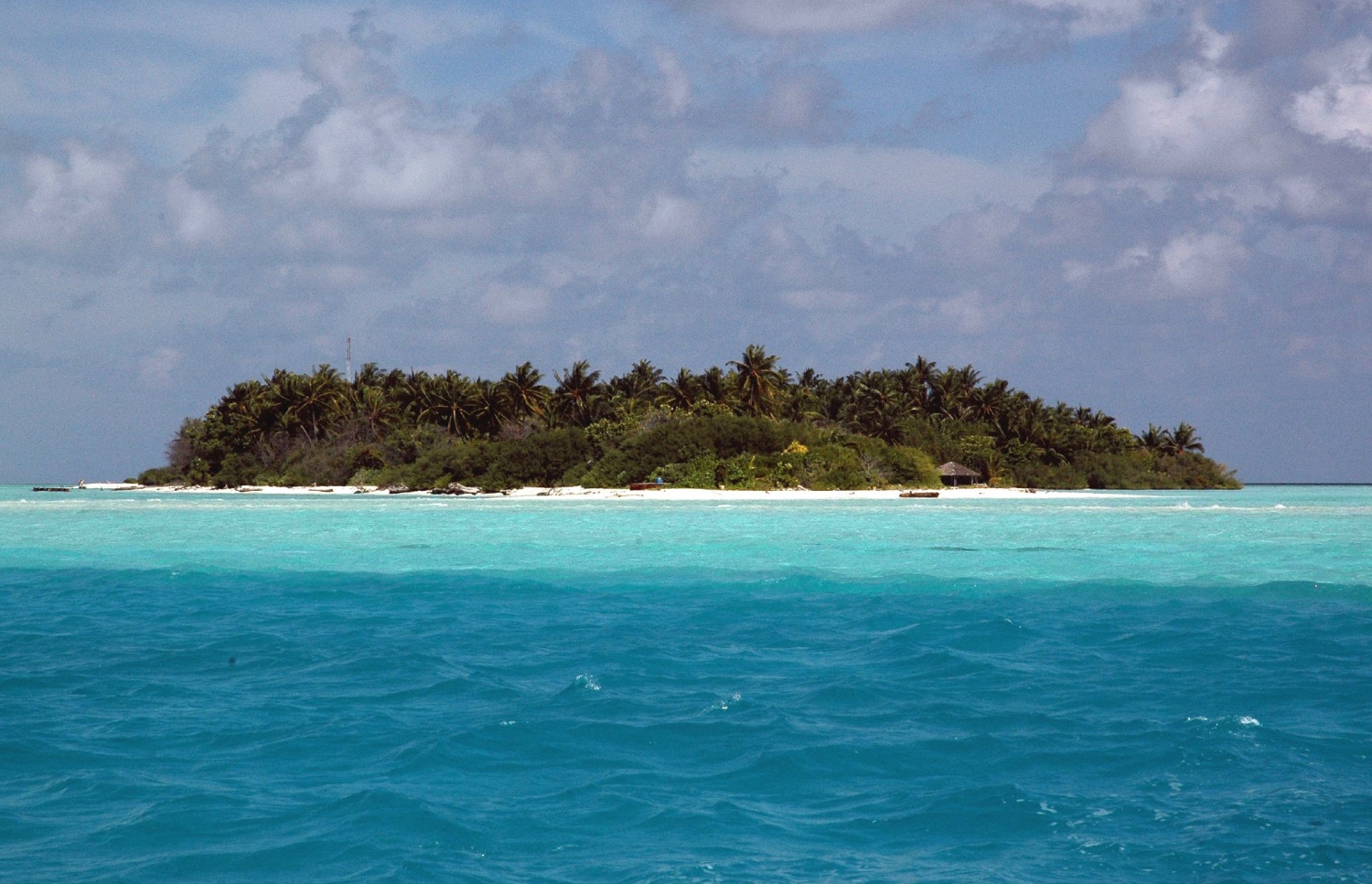 ރާއްޖޭގެ މަލަ ފެހި ރަށަކާއި އެ ރަށުގެ ދޮންވެލި ގޮނޑުދޮށާއި މަޑު ނޫ ކުލައިގެ މޫދާއި ވިލުފެހި ކުލައިގެ ވިލު. ރާއްޖޭގެ ހުރިހާ އަތޮޅަކުން ވެސް މިފަދަ ހިތްގައިމު މަންޒަރުތައް ފެނޭ. --ފޮޓޯ: އަހްމަދު އަބްދުﷲ ސައީދު/މިހާރު