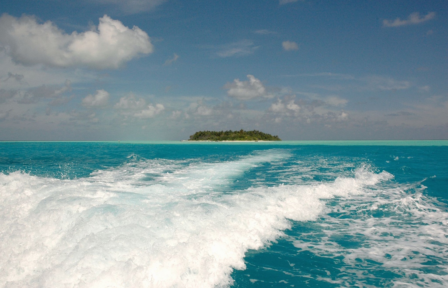 ވ. އަތޮޅުގެ ފަޅުރަށަކާއި އެ ރަށުގެ ސާފު މޫދާ ގުޅިފައިވާ ވިލުފެހި ކުލައިގެ ހިތްގައިމު ވިލުގެ ތެރެއިން ދުއްވާފައި ދިޔަ ލޯންޗެއްގެ މޯހިރުން އުފެދިފައިވާ ހުދު ކުލައިގެ ފޮނުގަނޑު. --ފޮޓޯ: އަހްމަދު އަބްދުﷲ ސައީދު/މިހާރު