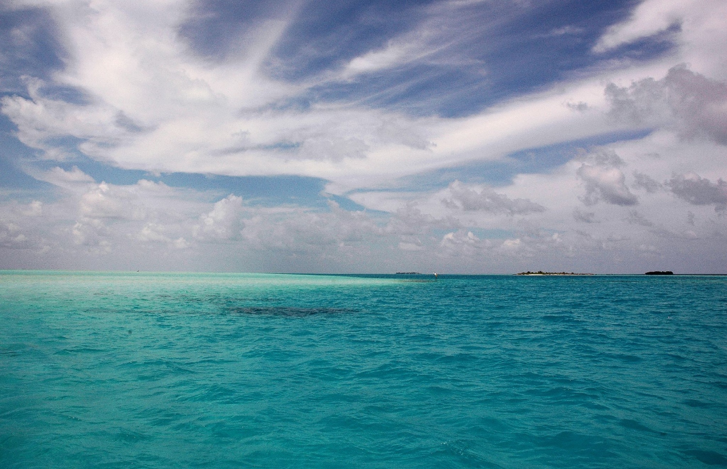 ވ. އަތޮޅު ފަޅުރަށެއްގެ މޫދާއި ފުން ވިލުގެ ދުރުން ކައިރީގައި އޮތް އެހެން ފަޅުރަށެއް. ރާއްޖެއަކީ ގުދުރަތީ މިފަދަ ރީތި މަންޒަރުތަކުން މުއްސަނދި ގައުމެއް. ފޮޓޯ: އަހްމަދު އަބްދުﷲ ސައީދު / މިހާރު