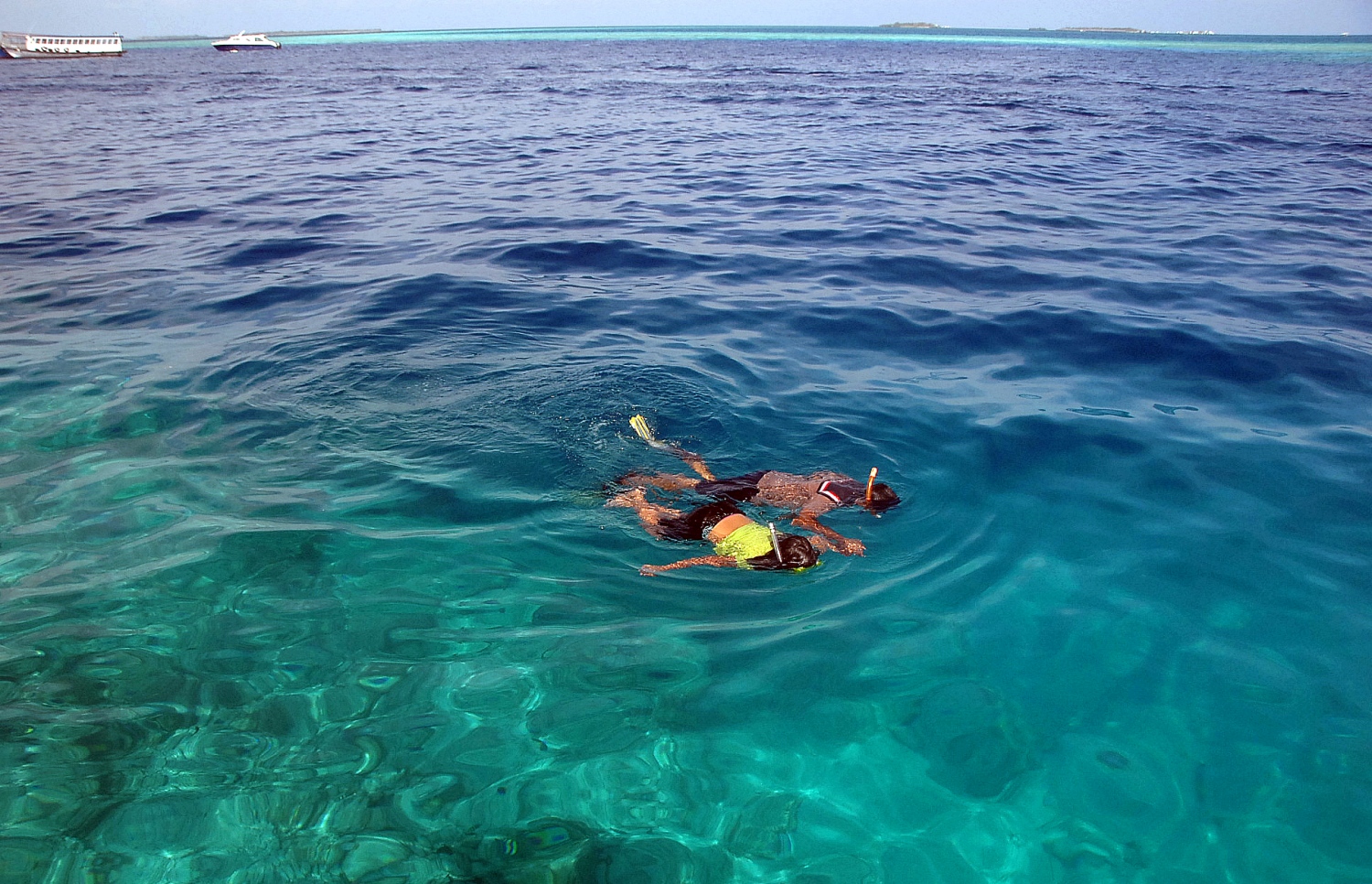 މާލެ އަތޮޅު ރިސޯޓެއްގެ އުރަފަށުގައި ދެ މީހަކު ސްނޯކްލިން ކުރަނީ: ރާއްޖޭގެ ކަނޑުއަޑީގެ ހިތްގައިމު މަންޒަރުތަކުން އުފާވެރިކަން ހޯދުމަށް ގިނަ އަދަދެއްގެ ޓޫރިސްޓުން ކޮންމެ އަހަރަކު ވެސް ރާއްޖެ އާދެ. ފޮޓޯ: އަހްމަދު އަބްދުﷲ ސައީދު / މިހާރު