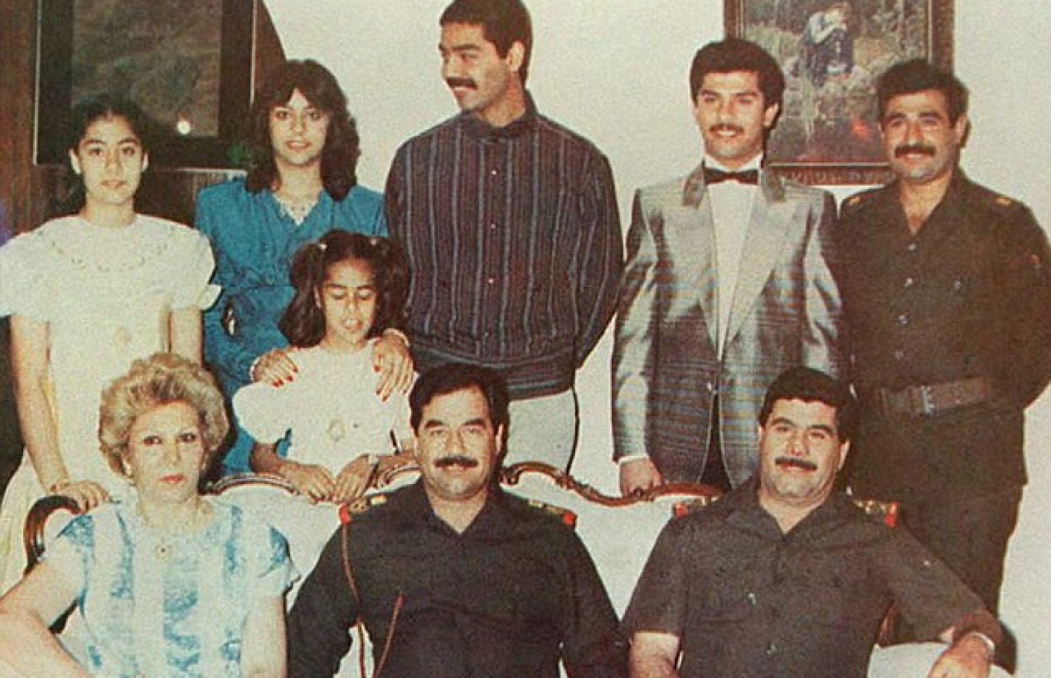 އިރާގުގެ ކުރީގެ ރައީސް ސައްދާމު ހުސައިންގެ އާއިލާ: ފޮޓޯގައި ކޮޅަށް ތިބި މީހުންގެ ވާތް ފަރާތުގައި ރަގާދު.