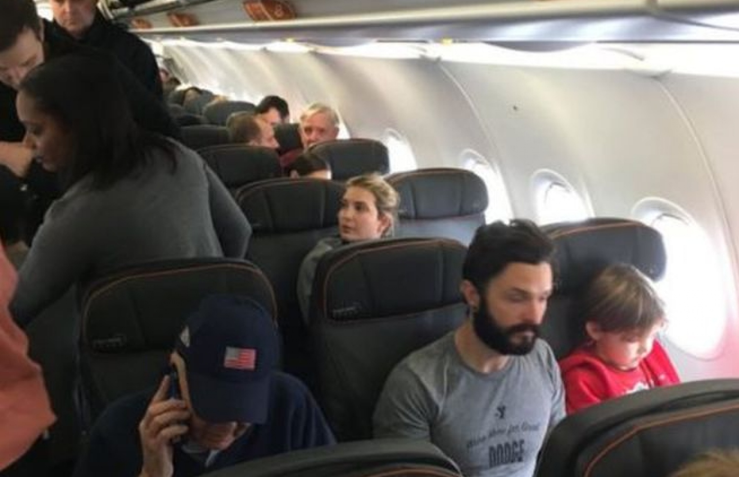 ފްލައިޓުގައި އަޑުގަދަ ކުރި މީހާ އަށް އިވާންކާ ސަމާލުކަން ނުދޭ ކަމަށް އެހެން ފަސިންޖަރުން ބުނި.