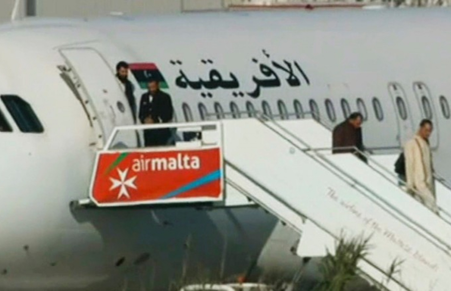 ހައިޖެކްކުރި މަތިންދާ ބޯޓުން މީހުން ފައިބަނީ. --ފޮޓޯ:ސީއެންއެން