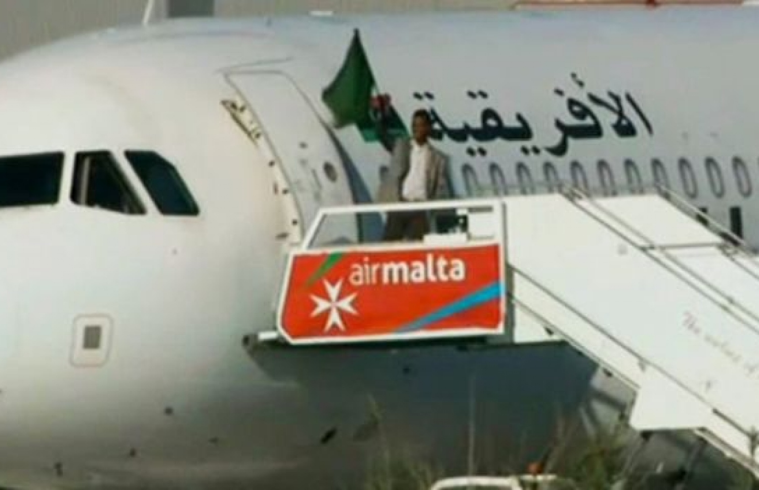 ބޯޓު ހައިޖެކް ކުރި ކަމަށް ބެލެވޭ މީހާ ދިދައެއް ހިފައިގެން ބޭރަށް ނުކުމެފައި. --ފޮޓޯ:އޭޕީ