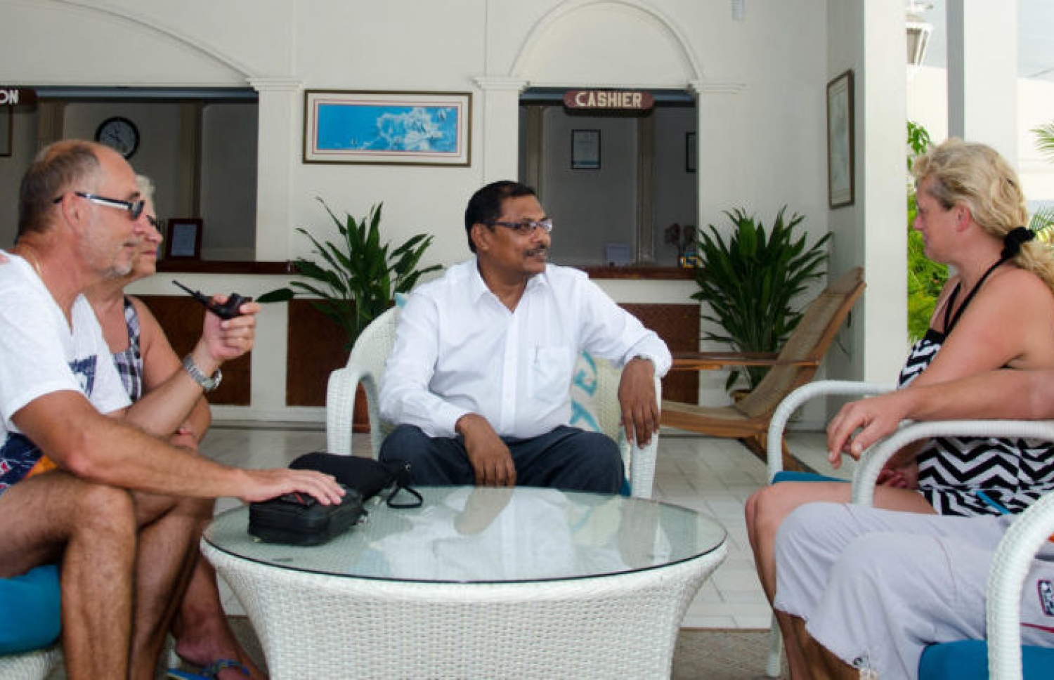 އީކްއޭޓަ ވިލެޖްގައި ތިބި ޓޫރިސްޓުންތަކަކާ ވަހީދު ވާހަކަ ދައްކަވަނީ