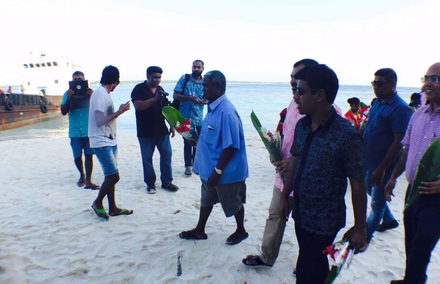 މަޝްހޫރު ވިޔަފާރިވެރިޔާ ޗަމްޕާ މުހައްމަދު މޫސާ އާއި ބައެއް މިނިސްޓަރުން މިއަދު ހެނބަދު އަށް ވަޑައިގެން އެ ރަށުގެ އަތިރިމަތީގައި.