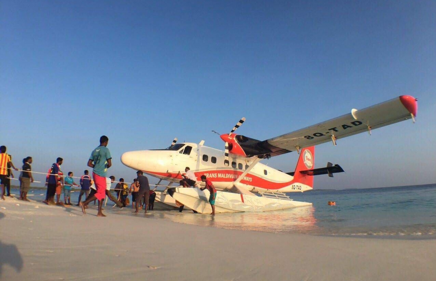 ހެނބަދު އަށް ދިޔަ ޓީއެމްއޭގެ ސީޕްލޭން އެހެލުމުގެ މަސައްކަތް އެ ރަށުގެ ބަޔަކު ކުރަނީ.