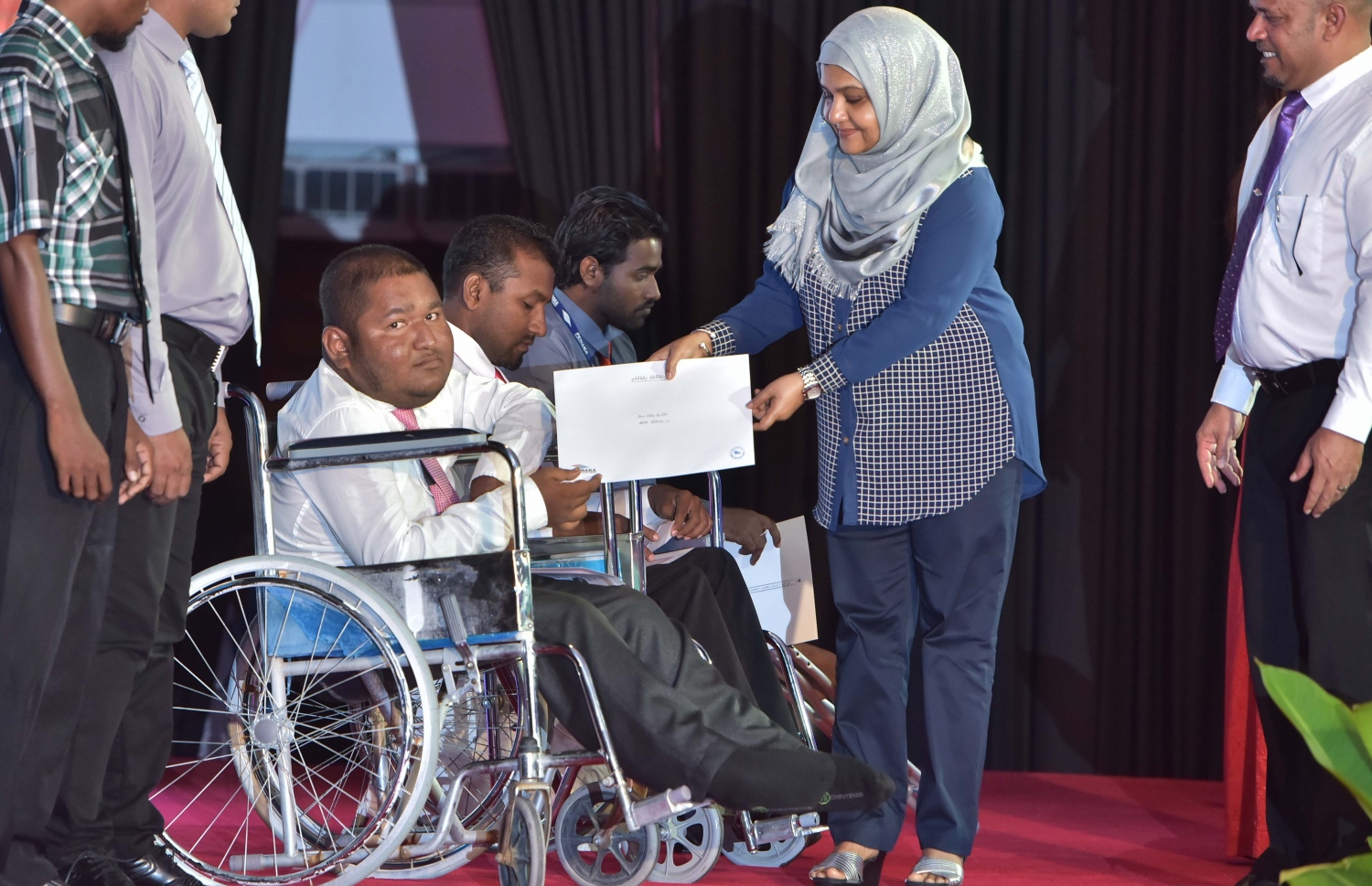 ނުކުޅެދުންތެރިކަން ހުންނަ މީހަކަށް ފެނަކަ އިން ވަޒީފާ ހަމަޖެއްސި ކަމުގެ ލިޔުން ރައީސުލްޖުމްހޫރިއްޔާގެ އަނބިކަނބަލުން ފާތުމަތު އިބްރާހީމް ހަވާލުކޮށްދެއްވަނީ.