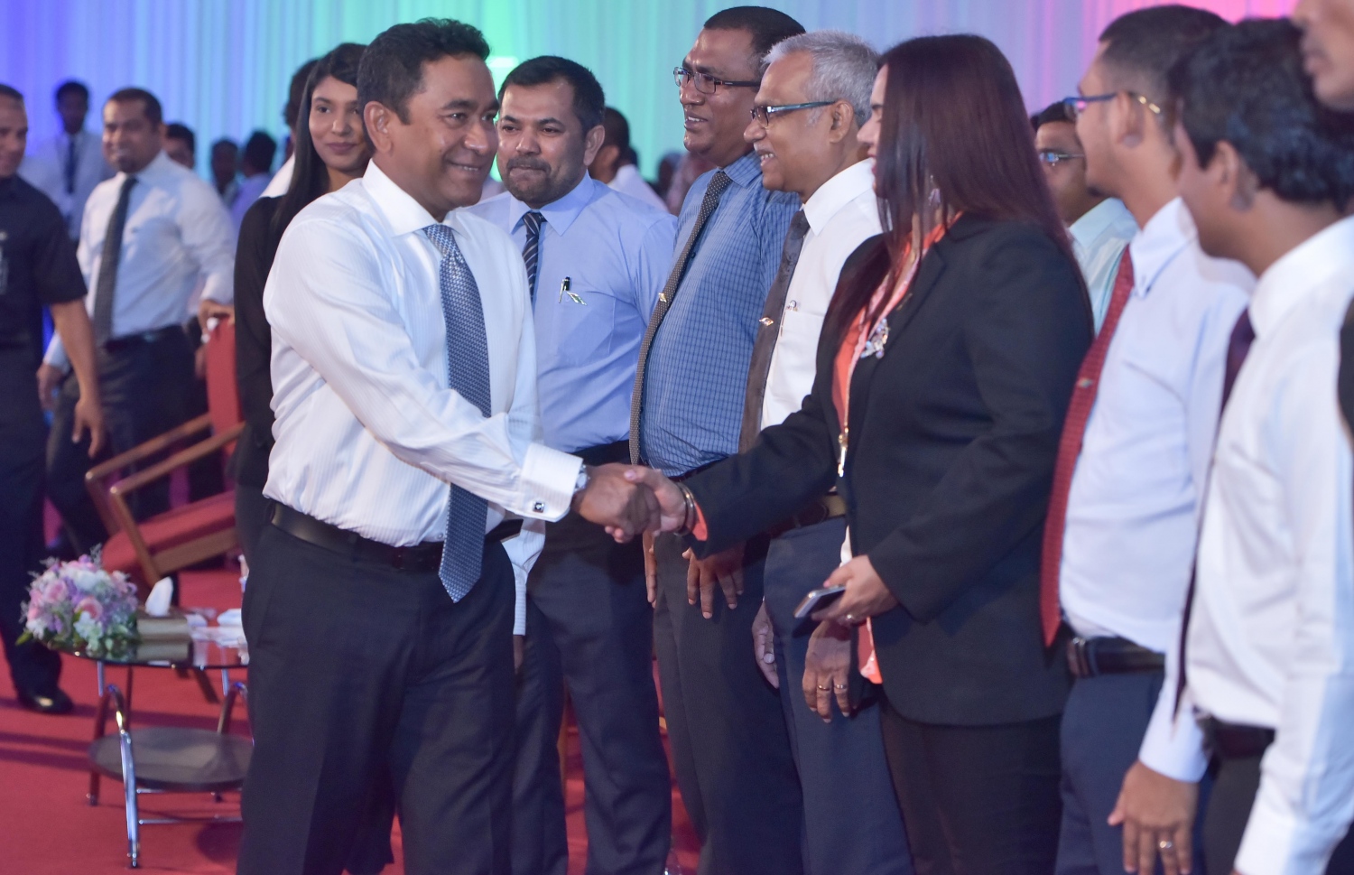 މާލެ: ޑިސެމްބަރު 25، 2016: ނުކުޅެދުންތެރިކަން ހުންނަ 100 މީހަކަށް ފެނަކަ ކޯޕަރޭޝަނުން ވަޒީފާ ހަމަޖައްސައި ލިޔުން ހަވާލުކުރަން ދަރުބާރުގޭގައި ބޭއްވި ރަސްމިއްޔާތުގައި، ރައީސް ޔާމީން ޔޫތު މިނިސްޓަރު އިރުތިޝާމް އާދަމް އާ ސަލާމް ކުރައްވަނީ.-- ފޮޓޯ: މުހައްމަދު ޝަރުހާން/ މިހާރު