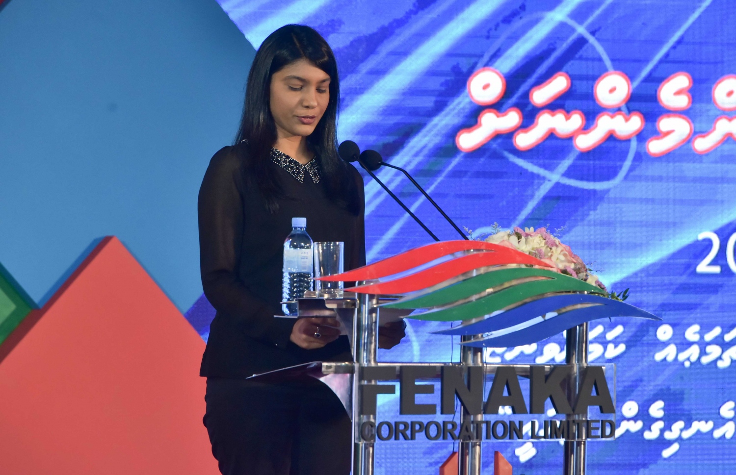 މާލެ: ޑިސެމްބަރު 25، 2016: ނުކުޅެދުންތެރިކަން ހުންނަ 100 މީހަކަށް ފެނަކަ ކޯޕަރޭޝަނުން ވަޒީފާ ހަމަޖައްސައި ލިޔުން ހަވާލުކުރަން ދަރުބާރުގޭގައި ބޭއްވި ރަސްމިއްޔާތުގައި، ޖެންޑާ މިނިސްޓަރު ޒެނީޝާ ވާހަކަ ދައްކަވަނީ.-- ފޮޓޯ: މުހައްމަދު ޝަރުހާން/ މިހާރު