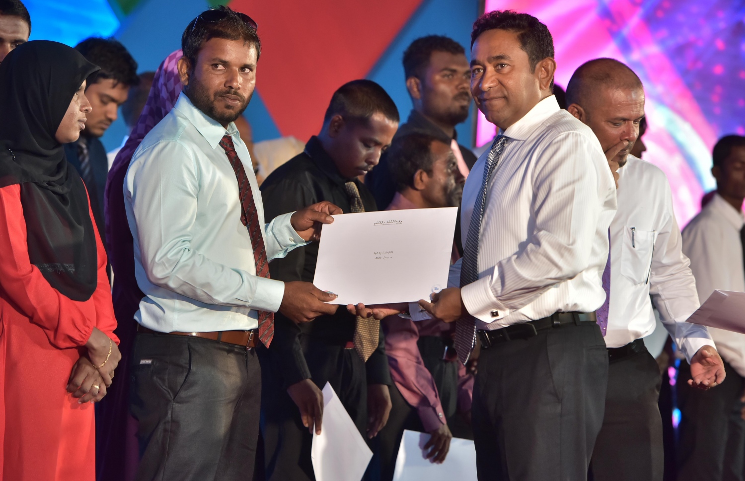 މާލެ: ޑިސެމްބަރު 25، 2016: ނުކުޅެދުންތެރިކަން ހުންނަ 100 މީހަކަށް ފެނަކަ ކޯޕަރޭޝަނުން ވަޒީފާ ހަމަޖައްސައި ލިޔުން ހަވާލުކުރަން ދަރުބާރުގޭގައި ބޭއްވި ރަސްމިއްޔާތުގައި، ފެނަކަ އިން ވަޒީފާ ހަމަޖެއްސި މީހަކަށް ރައީސް ޔާމީން ލިއުން ހަވާލުކޮށްދެއްވަނީ.-- ފޮޓޯ: މުހައްމަދު ޝަރުހާން/ މިހާރު