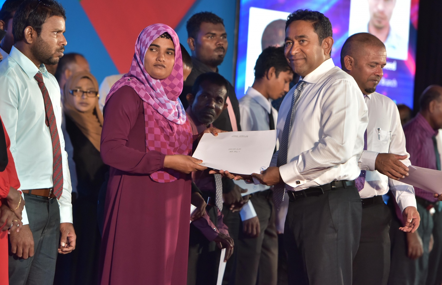 މާލެ: ޑިސެމްބަރު 25، 2016: ނުކުޅެދުންތެރިކަން ހުންނަ 100 މީހަކަށް ފެނަކަ ކޯޕަރޭޝަނުން ވަޒީފާ ހަމަޖައްސައި ލިޔުން ހަވާލުކުރަން ދަރުބާރުގޭގައި ބޭއްވި ރަސްމިއްޔާތުގައި، ފެނަކަ އިން ވަޒީފާ ހަމަޖެއްސި މީހަކަށް ރައީސް ޔާމީން ލިއުން ހަވާލުކޮށްދެއްވަނީ.-- ފޮޓޯ: މުހައްމަދު ޝަރުހާން/ މިހާރު