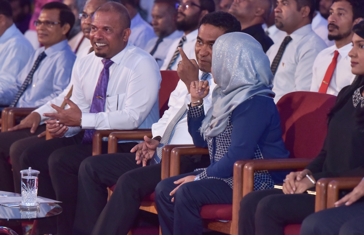 މާލެ: ޑިސެމްބަރު 25، 2016: ނުކުޅެދުންތެރިކަން ހުންނަ 100 މީހަކަށް ފެނަކަ ކޯޕަރޭޝަނުން ވަޒީފާ ހަމަޖައްސައި ލިޔުން ހަވާލުކުރަން ދަރުބާރުގޭގައި ބޭއްވި ރަސްމިއްޔާތުގައި، ރައީސް ޔާމީންގެ ދެކަނބަލުން ބައިވެރިވެ ވަޑައިގަންނަވަނީ.-- ފޮޓޯ: މުހައްމަދު ޝަރުހާން/ މިހާރު