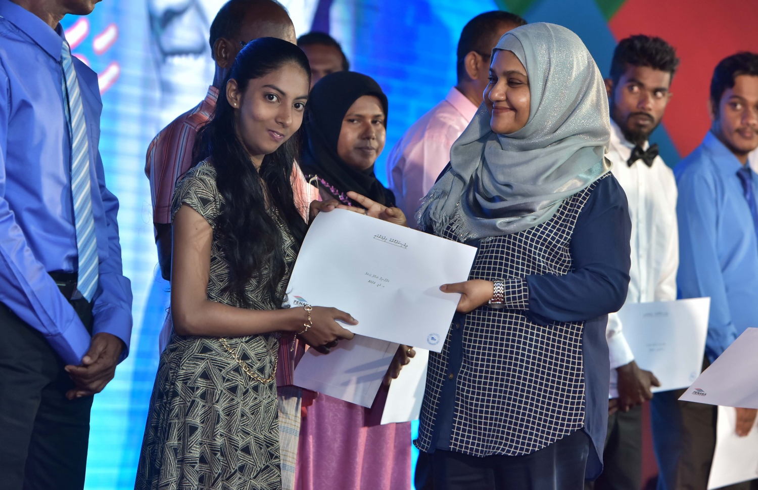 މާލެ: ޑިސެމްބަރު 25، 2016: ނުކުޅެދުންތެރިކަން ހުންނަ 100 މީހަކަށް ފެނަކަ ކޯޕަރޭޝަނުން ވަޒީފާ ހަމަޖައްސައި ލިޔުން ހަވާލުކުރަން ދަރުބާރުގޭގައި ބޭއްވި ރަސްމިއްޔާތުގައި، ފެނަކަ އިން ވަޒީފާ ހަމަޖެއްސި މީހަކަށް ރައީސްގެ އަނބިކަނބަލުން ފާތުމަތު އިބްރާހިމް ލިއުން ހަވާލުކޮށްދެއްވަނީ.-- ފޮޓޯ: މުހައްމަދު ޝަރުހާން/ މިހާރު