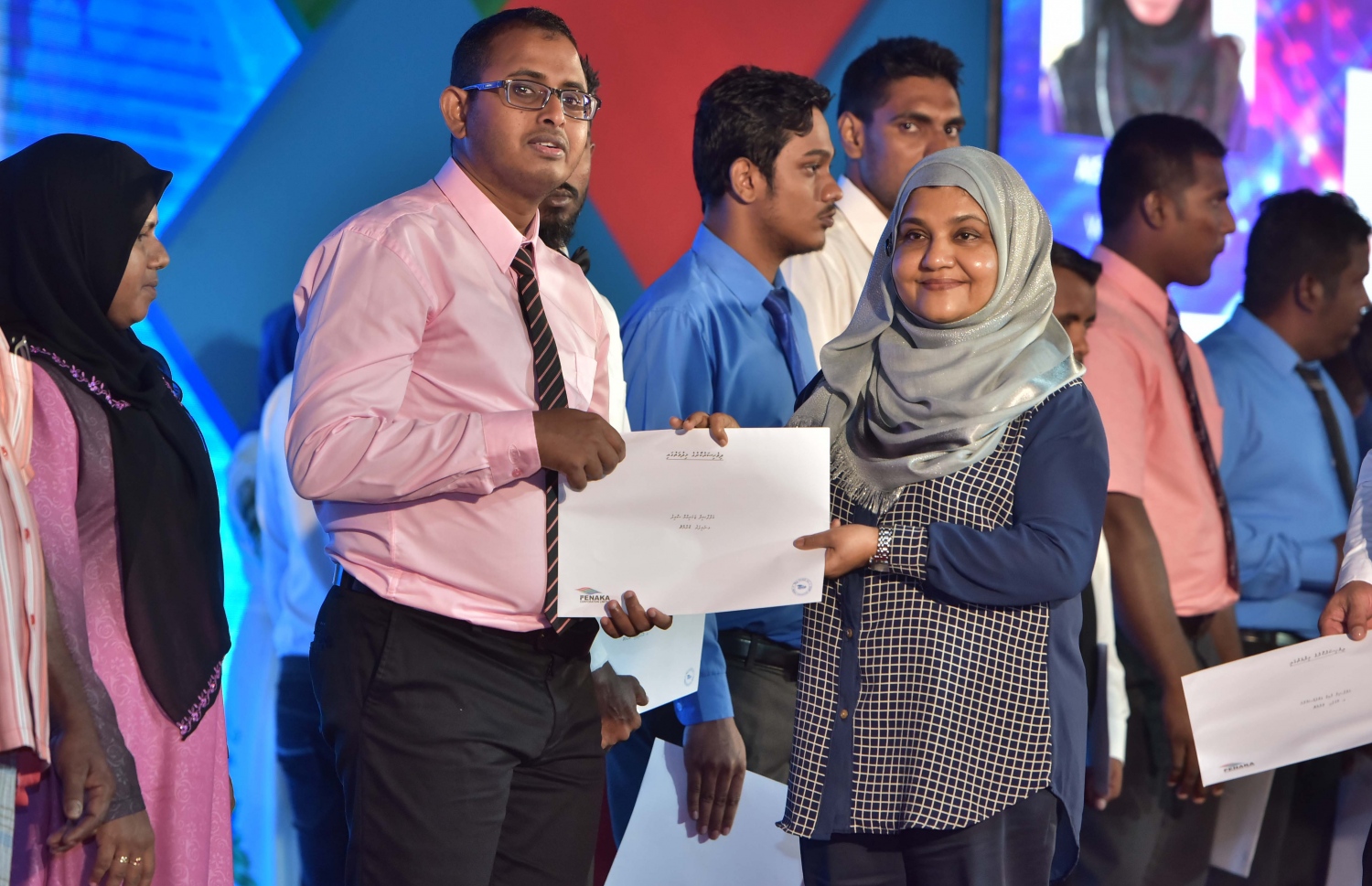 މާލެ: ޑިސެމްބަރު 25، 2016: ނުކުޅެދުންތެރިކަން ހުންނަ 100 މީހަކަށް ފެނަކަ ކޯޕަރޭޝަނުން ވަޒީފާ ހަމަޖައްސައި ލިޔުން ހަވާލުކުރަން ދަރުބާރުގޭގައި ބޭއްވި ރަސްމިއްޔާތުގައި، ފެނަކަ އިން ވަޒީފާ ހަމަޖެއްސި މީހަކަށް ރައީސްގެ އަނބިކަނބަލުން ފާތުމަތު އިބްރާހިމް ލިއުން ހަވާލުކޮށްދެއްވަނީ.-- ފޮޓޯ: މުހައްމަދު ޝަރުހާން/ މިހާރު