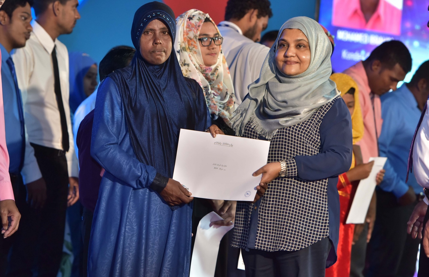 މާލެ: ޑިސެމްބަރު 25، 2016: ނުކުޅެދުންތެރިކަން ހުންނަ 100 މީހަކަށް ފެނަކަ ކޯޕަރޭޝަނުން ވަޒީފާ ހަމަޖައްސައި ލިޔުން ހަވާލުކުރަން ދަރުބާރުގޭގައި ބޭއްވި ރަސްމިއްޔާތުގައި، ފެނަކަ އިން ވަޒީފާ ހަމަޖެއްސި މީހަކަށް ރައީސްގެ އަނބިކަނބަލުން ފާތުމަތު އިބްރާހިމް ލިއުން ހަވާލުކޮށްދެއްވަނީ.-- ފޮޓޯ: މުހައްމަދު ޝަރުހާން/ މިހާރު