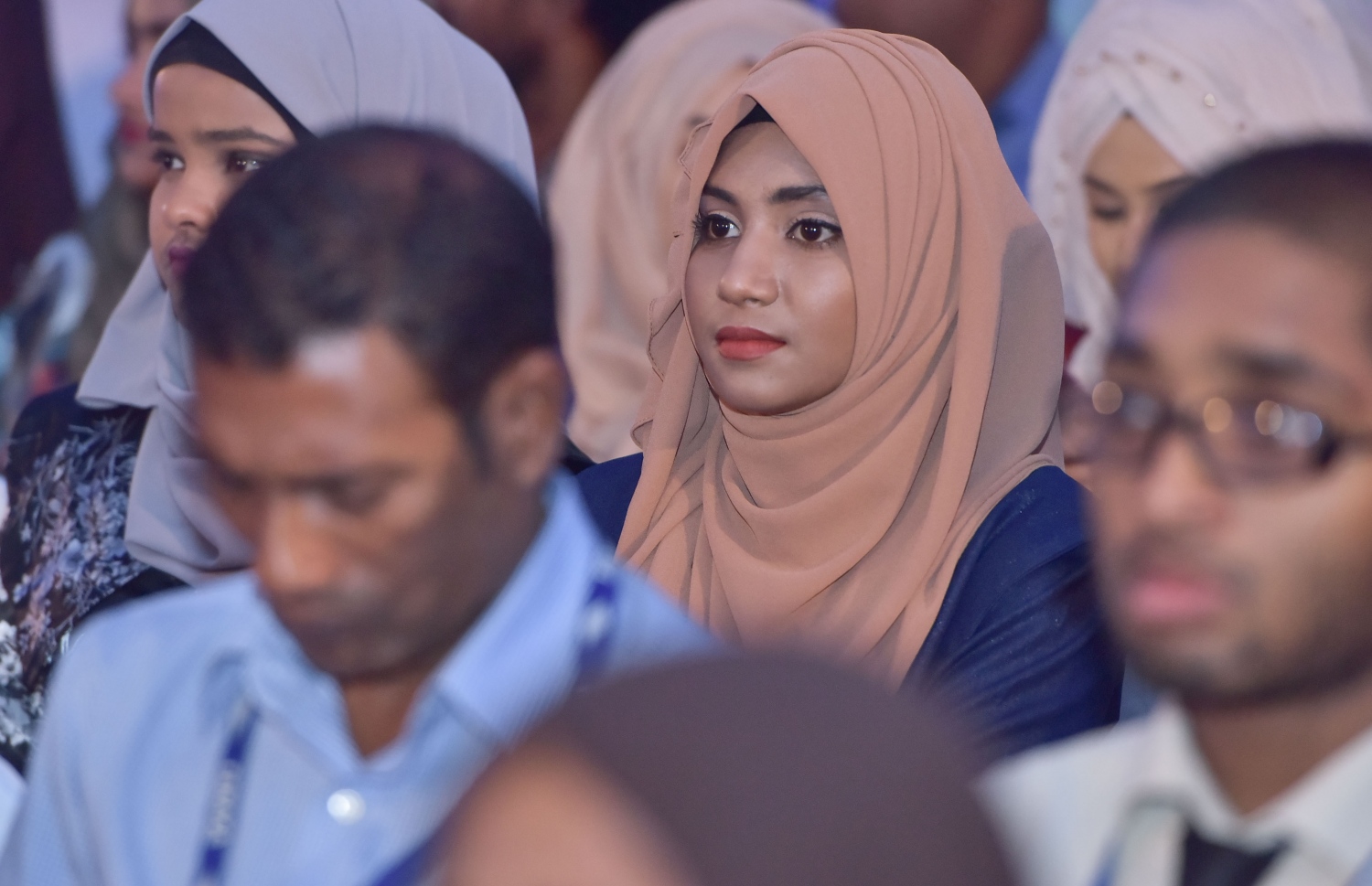 މާލެ: ޑިސެމްބަރު 25، 2016: ނުކުޅެދުންތެރިކަން ހުންނަ 100 މީހަކަށް ފެނަކަ ކޯޕަރޭޝަނުން ވަޒީފާ ހަމަޖައްސައި ލިޔުން ހަވާލުކުރަން ދަރުބާރުގޭގައި ބޭއްވި ރަސްމިއްޔާތުގައި ސަރުކާރުގެ ބައެއް މުއައްސަސާތަކުގެ މުވައްޒަފުންނާއި، ފެނަކައިގެ މުވައްޒަފުން ބައިވެރިވަނީ.-- ފޮޓޯ: މުހައްމަދު ޝަރުހާން/ މިހާރު