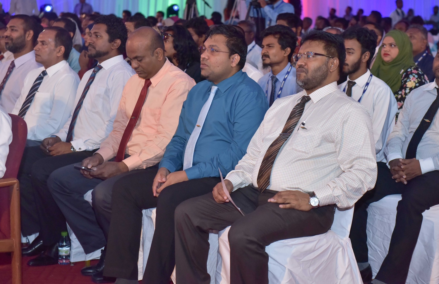 މާލެ: ޑިސެމްބަރު 25، 2016: ނުކުޅެދުންތެރިކަން ހުންނަ 100 މީހަކަށް ފެނަކަ ކޯޕަރޭޝަނުން ވަޒީފާ ހަމަޖައްސައި ލިޔުން ހަވާލުކުރަން ދަރުބާރުގޭގައި ބޭއްވި ރަސްމިއްޔާތުގައި ސަރުކާރުގެ ބައެއް މުއައްސަސާތަކުގެ ބައެއް ބޭފުޅުންނާ، ފެނަކައިގެ މުވައްޒަފުން ބައިވެރިވަނީ.-- ފޮޓޯ: މުހައްމަދު ޝަރުހާން/ މިހާރު