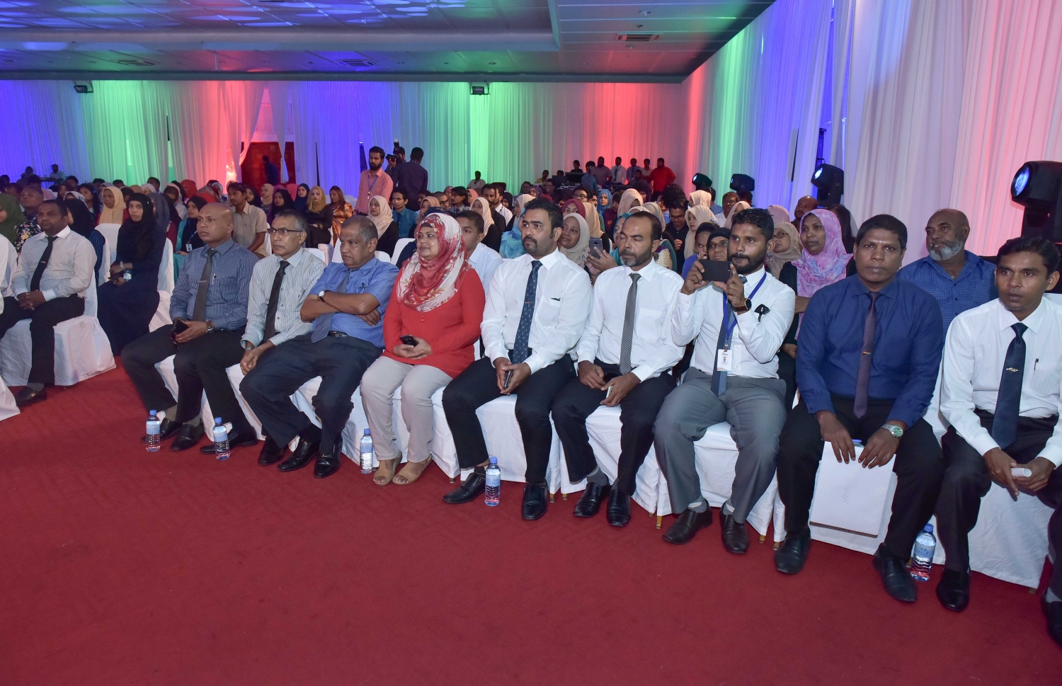 މާލެ: ޑިސެމްބަރު 25، 2016: ނުކުޅެދުންތެރިކަން ހުންނަ 100 މީހަކަށް ފެނަކަ ކޯޕަރޭޝަނުން ވަޒީފާ ހަމަޖައްސައި ލިޔުން ހަވާލުކުރަން ދަރުބާރުގޭގައި ބޭއްވި ރަސްމިއްޔާތުގައި ސަރުކާރުގެ ބައެއް މުއައްސަސާތަކުގެ ބޭފުޅުންނާއި، ފެނަކައިގެ މުވައްޒަފުން ބައިވެރިވަނީ.-- ފޮޓޯ: މުހައްމަދު ޝަރުހާން/ މިހާރު