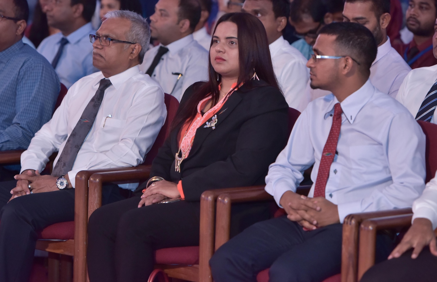 މާލެ: ޑިސެމްބަރު 25، 2016: ނުކުޅެދުންތެރިކަން ހުންނަ 100 މީހަކަށް ފެނަކަ ކޯޕަރޭޝަނުން ވަޒީފާ ހަމަޖައްސައި ލިޔުން ހަވާލުކުރަން ދަރުބާރުގޭގައި ބޭއްވި ރަސްމިއްޔާތުގައި ޔޫތު މިނިސްޓަރު އިރުތިޝާމް އާދަމް(މ) އަދި ފޮރިން މިނިސްޓަރު މުހައްމަދު އާސިމް(ވ) ބައިވެރިވެ ވަޑައިގަންނަވަނީ.-- ފޮޓޯ: މުހައްމަދު ޝަރުހާން/ މިހާރު