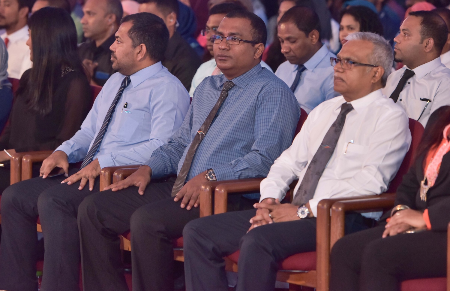 މާލެ: ޑިސެމްބަރު 25، 2016: ނުކުޅެދުންތެރިކަން ހުންނަ 100 މީހަކަށް ފެނަކަ ކޯޕަރޭޝަނުން ވަޒީފާ ހަމަޖައްސައި ލިޔުން ހަވާލުކުރަން ދަރުބާރުގޭގައި ބޭއްވި ރަސްމިއްޔާތުގައި ފޮރިން މިނިސްޓަރު މުހައްމަދު އާސިމް(ކ)، ރައީސް އޮފީހުގެ މިނިސްޓަރު ޒުހޫރު(މ) އަދި ޓޫރިޒަމް މިނިސްޓަރު މޫސާ ޒަމީރު(ވ) ބައިވެރިވެ ވަޑައިގަންނަވަނީ.-- ފޮޓޯ: މުހައްމަދު ޝަރުހާން/ މިހާރު