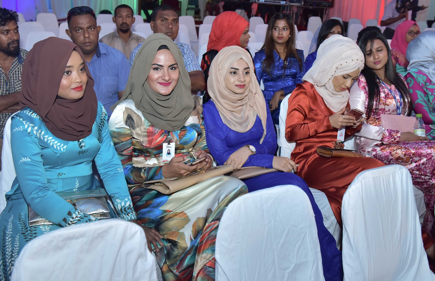 މާލެ: ޑިސެމްބަރު 25، 2016: ނުކުޅެދުންތެރިކަން ހުންނަ 100 މީހަކަށް ފެނަކަ ކޯޕަރޭޝަނުން ވަޒީފާ ހަމަޖައްސައި ލިޔުން ހަވާލުކުރަން ދަރުބާރުގޭގައި ބޭއްވި ރަސްމިއްޔާތުގައި ސަރުކާރުގެ ބައެއް މުއައްސަސާތަކުގެ މުވައްޒަފުންނާއި، ފެނަކައިގެ މުވައްޒަފުން ބައިވެރިވަނީ.-- ފޮޓޯ: މުހައްމަދު ޝަރުހާން/ މިހާރު