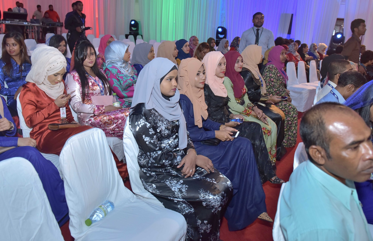 މާލެ: ޑިސެމްބަރު 25، 2016: ނުކުޅެދުންތެރިކަން ހުންނަ 100 މީހަކަށް ފެނަކަ ކޯޕަރޭޝަނުން ވަޒީފާ ހަމަޖައްސައި ލިޔުން ހަވާލުކުރަން ދަރުބާރުގޭގައި ބޭއްވި ރަސްމިއްޔާތުގައި ސަރުކާރުގެ ބައެއް މުއައްސަސާތަކުގެ މުވައްޒަފުންނާއި، ފެނަކައިގެ މުވައްޒަފުން ބައިވެރިވަނީ.-- ފޮޓޯ: މުހައްމަދު ޝަރުހާން/ މިހާރު