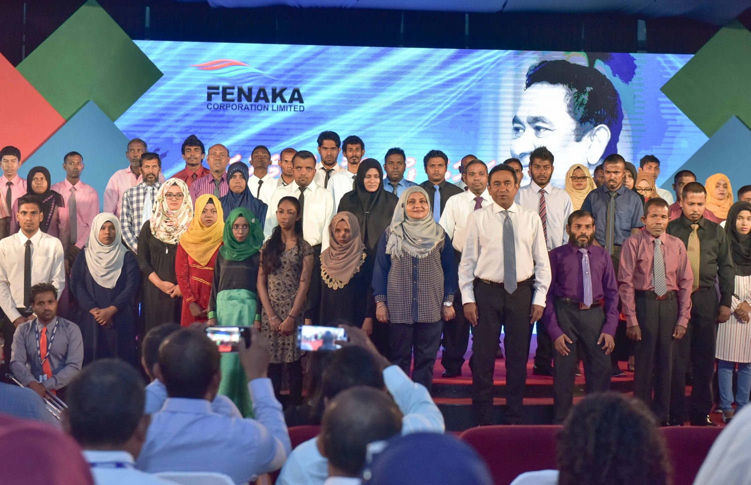 މާލެ: ޑިސެމްބަރު 25، 2016: ފެނަކަ ކޯޕަރޭޝަނުން ވަޒީފާ ހަމަޖެއްސި މީހުންނާއެކު، ރައީސް ޔާމިންގެ ދެކަނބަލުން ފޮޓޯއަކަށް ހުއްޓިގެން.-- ފޮޓޯ: މުހައްމަދު ޝަރުހާން/ މިހާރު