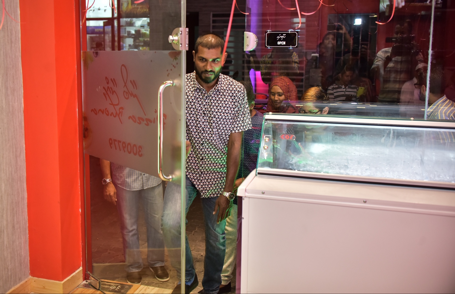 ޕިއްޒާ ބޯނާގެ ރެސްޓޯރަންޓް ރޭ ހުޅުވައިދިނުމަށް ފަހު އިމްރާން އެ ތަނަށް ވަންނަނީ.-- ފޮޓޯ: ނިޝާން އަލީ/ މިހާރު