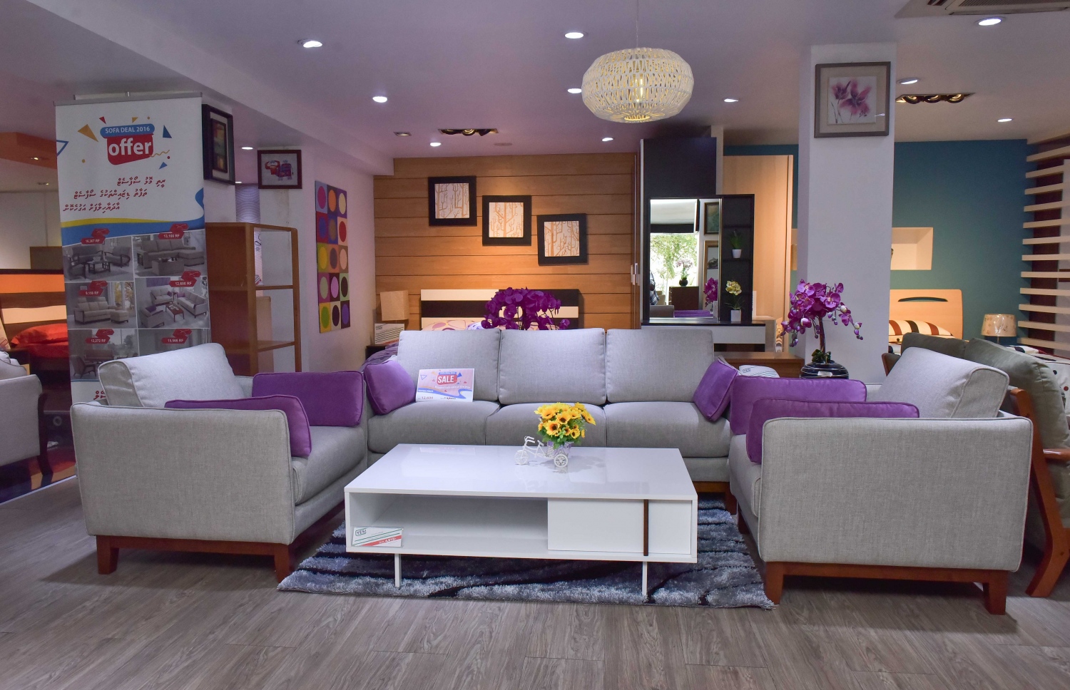 މުނި ހޯމްކެއާގެ ޕްރޮމޯޝަންގައި ހިމެނޭ ސޯފާ ސެޓެއް ދައްކާލަން ބަހައްޓާފައި.-- ފޮޓޯ: މުހައްމަދު ޝަރުހާން/ މިހާރު