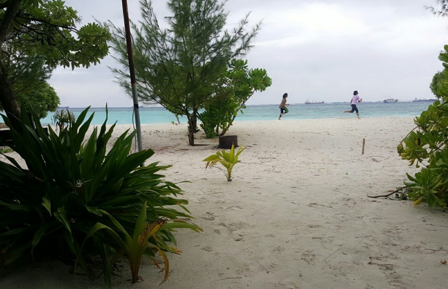 ފޭދޫފިނޮޅުގެ ގޮނޑުދޮށުގައި ކުދިންތަކެއް ކުޅެނީ: އެ ރަށް ރިސޯޓަކަށް ހެދުމާ އެކި ފަރާތްތަކުން ދަނީ ދެކޮޅު ހަދަމުން.