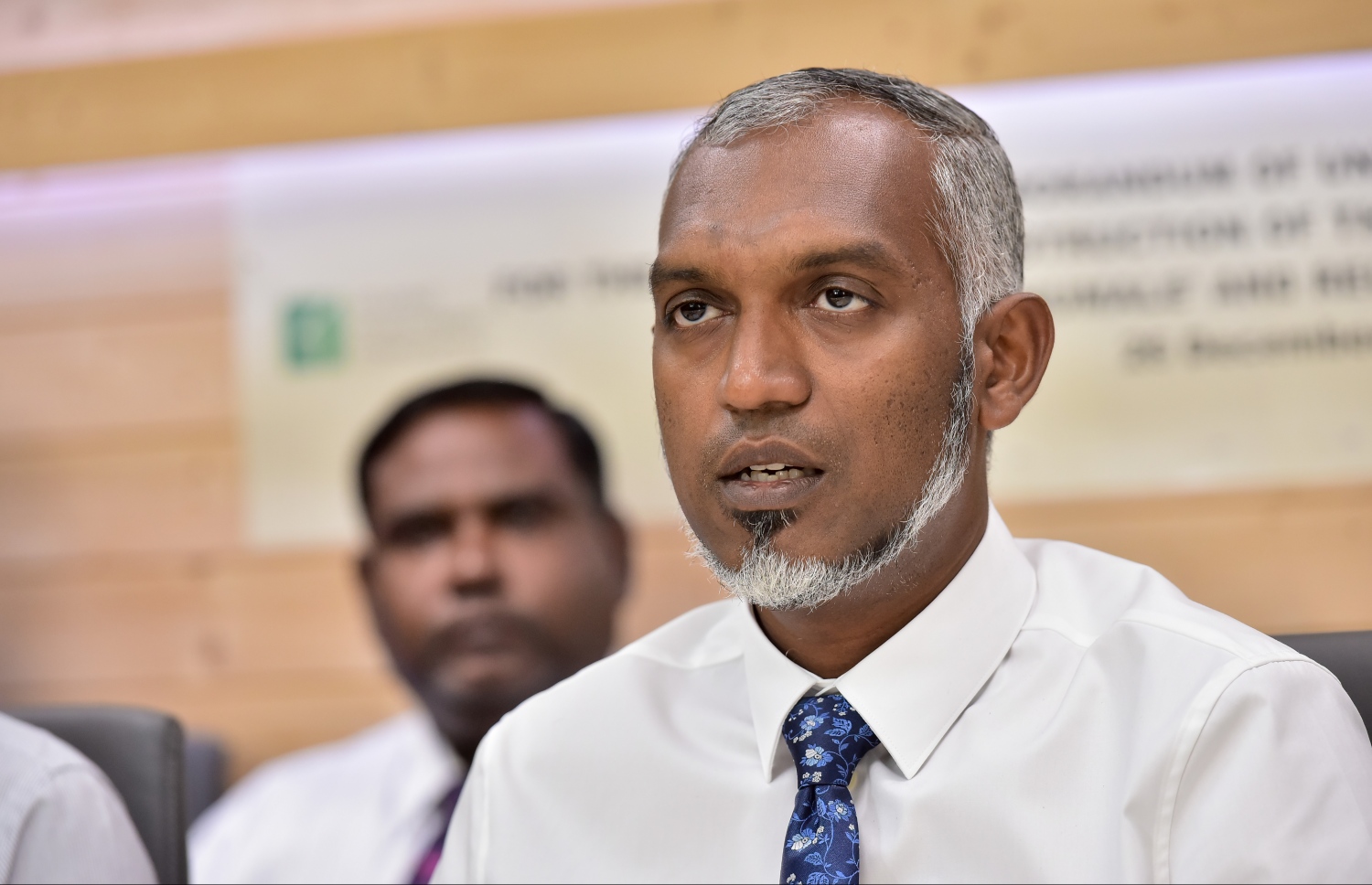 ހުޅުލެ އާއި ހުޅުމާލެ ގުޅުވާލާ މަގު ހެދުމުގެ އެއްބަސްވުމުގައި ސޮއިކުރަން މިއަދު ބޭއްވި ރަސްމިއްޔާތުގައި މިނިސްޓަރު މުއިއްޒު ވާހަކަ ދައްކަވަނީ.-- ފޮޓޯ: ނިޝާން އަލީ/ މިހާރު