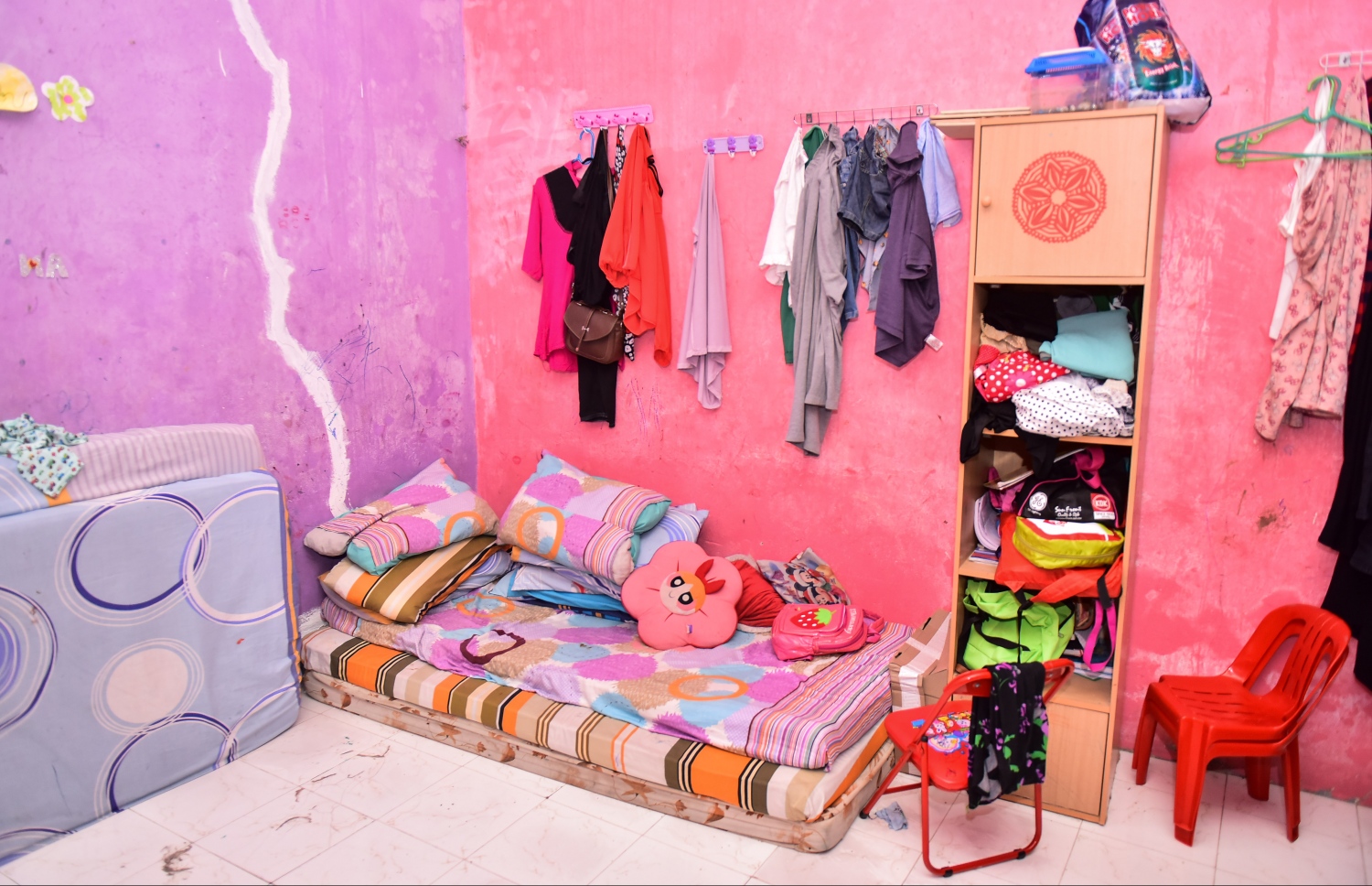 ނަޝީދާގެ މަންމަ އާއި ދަރިން ނިދާ ތަންކޮޅު: އޭނާ ހުރީ މި ހާސްކަމުން އަރައިގަނެވޭނެ ދުވަހެއްގެ އިންތިޒާރުގައި. --ފޮޓޯ: ނިޝާން އަލީ/ މިހާރު