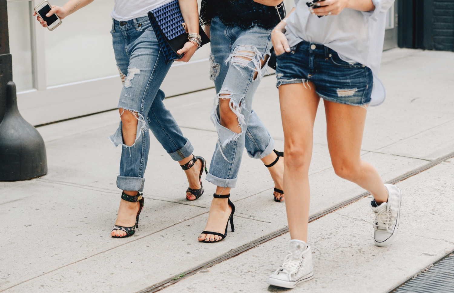 ވީދައިފައި ހުންނަ ޖިންސު ލައިގެން މަގުމަތީގައި ހިނގަނީ: މިއީ މި އަހަރުގެ މަގުބޫލު ޑެނިމް ޖިންސު ސްޓައިލެއް