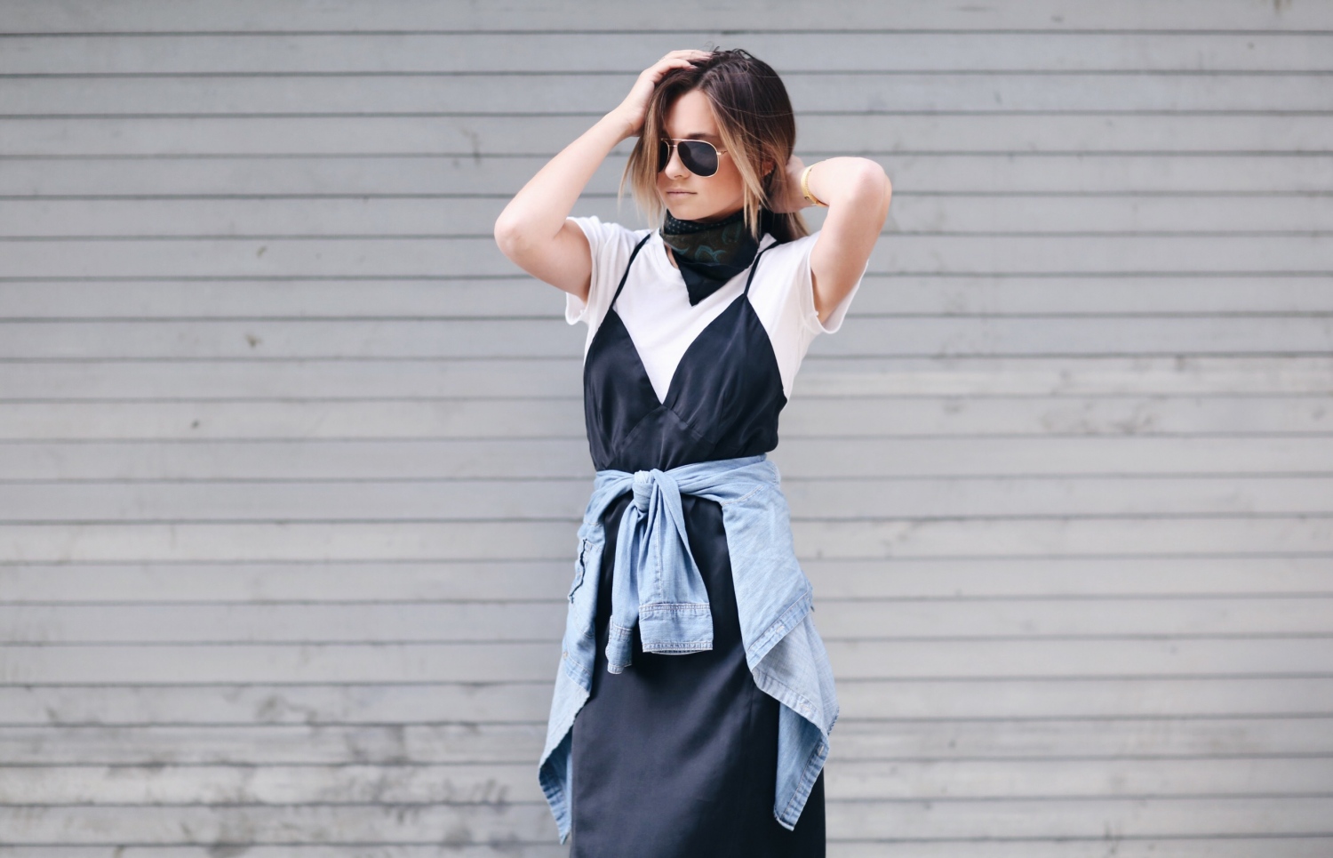 ސްލިޕް ޑްރެސް ޓީޝާޓެއް މަތިން ލައިގެން މޮޑެލް ކުރަނީ.