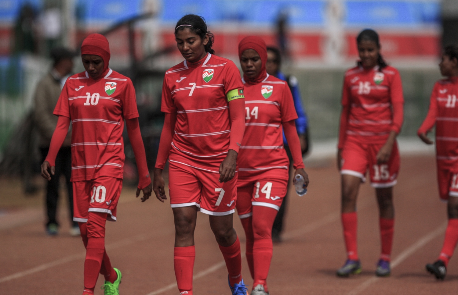 ސައުތު އޭޝިއަން ގޭމްސް މެޗެއްގެ ތެރެއިން އަންހެން ގައުމީ ޓީމުގެ ބައެއް ކުޅުންތެރިން: ކެޕްޓަން ފަދުވާ (7). -- ފޮޓޯ: އޮލިމްޕިކް ކޮމިޓީ