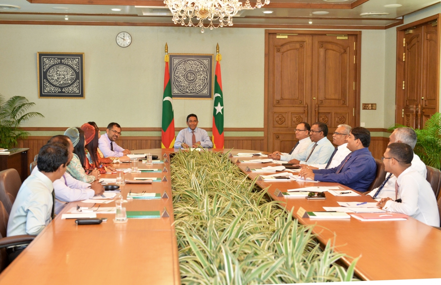 އައިއެންއައިއޭގެ ނަން ވެލާނާ އިންޓަނޭޝަނަލް އެއާޕޯޓަށް ބަދަލުކުރުމާ ގުޅޭ ގޮތުން މަޝްވަރާ ކުރެއްވި ކެބިނެޓުގެ ބައްދަލުވުން މިދިޔަ ހޯމަ ދުވަހު ރައީސް ޔާމީން ކުރިއަށް ގެންދަވަނީ.-- ފޮޓޯ: ރައީސް އޮފީސް