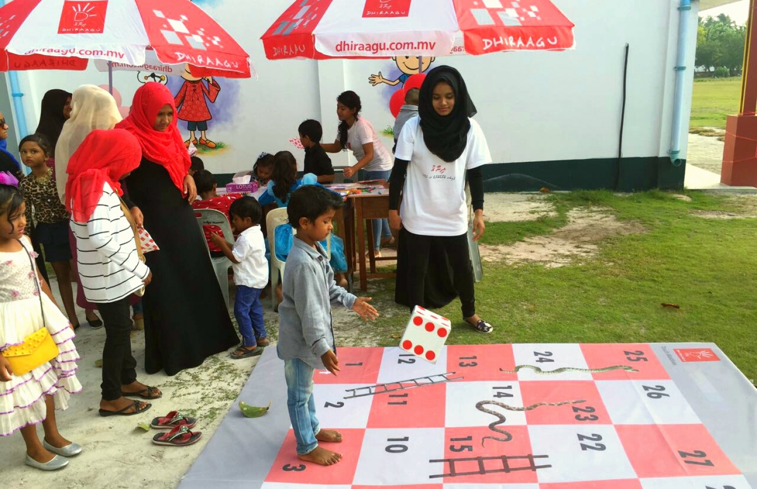 ދިރާގުގެ ފައިބަ ބްރޯޑްބޭންޑުގެ ހިދުމަތް ލ. ގަމުގައި ދޭން ފެށުން އިއްޔެ ފާހަގަކުރަނީ.-- ފޮޓޯ: ދިރާގު