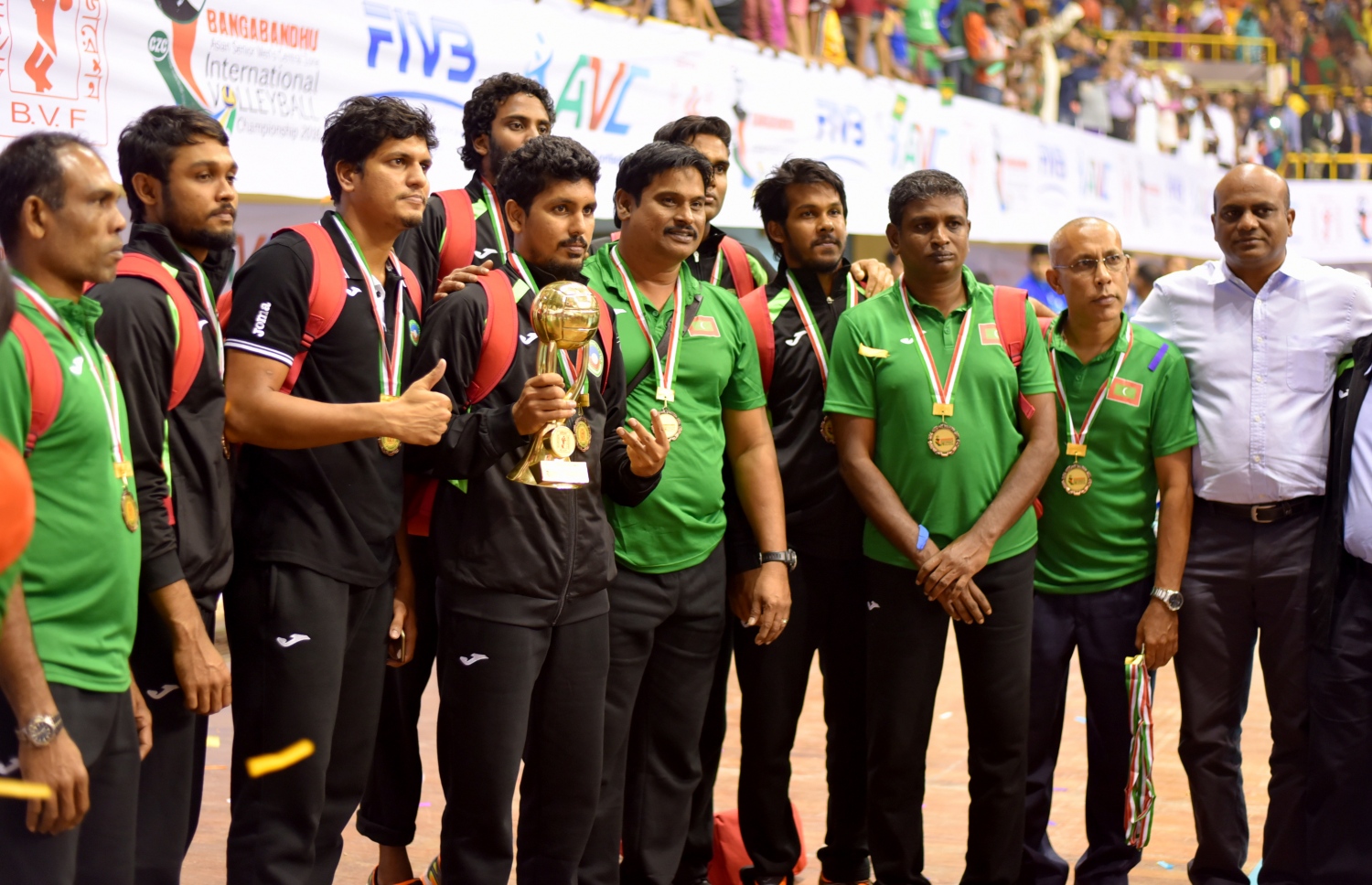 2016 ވަަނަ އަހަރުގެ އޭވީސީ މުބާރާތުގެ ތިން ވަނަ ހޯދި ޓީމާ އެކު އައްލާ (ކ.2) ފޮޓޯ އަކަށް ހުއްޓިގެން. -- ފޮޓޯ: މިހާރު