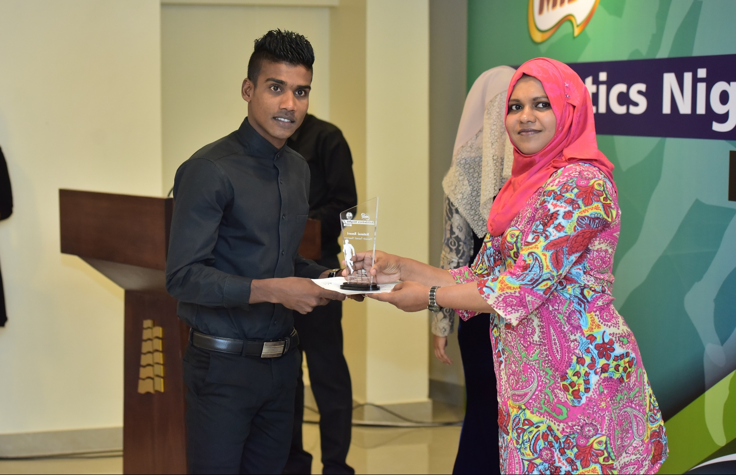 ގައުމީ ރެކޯޑް އާކޮށްފައިވާ ފަޒީލް (ވ) އަށް އެޑިއުކޭޝަން މިނިސްޓްރީގެ ސީނިއާ ޕޮލިސީ އެގްޒެކެޓިވް ޝެރީނާ އެވޯޑް ދެއްވަނީ. --ފޮޓޯ: ނިޝާން އަލީ/ މިހާރު