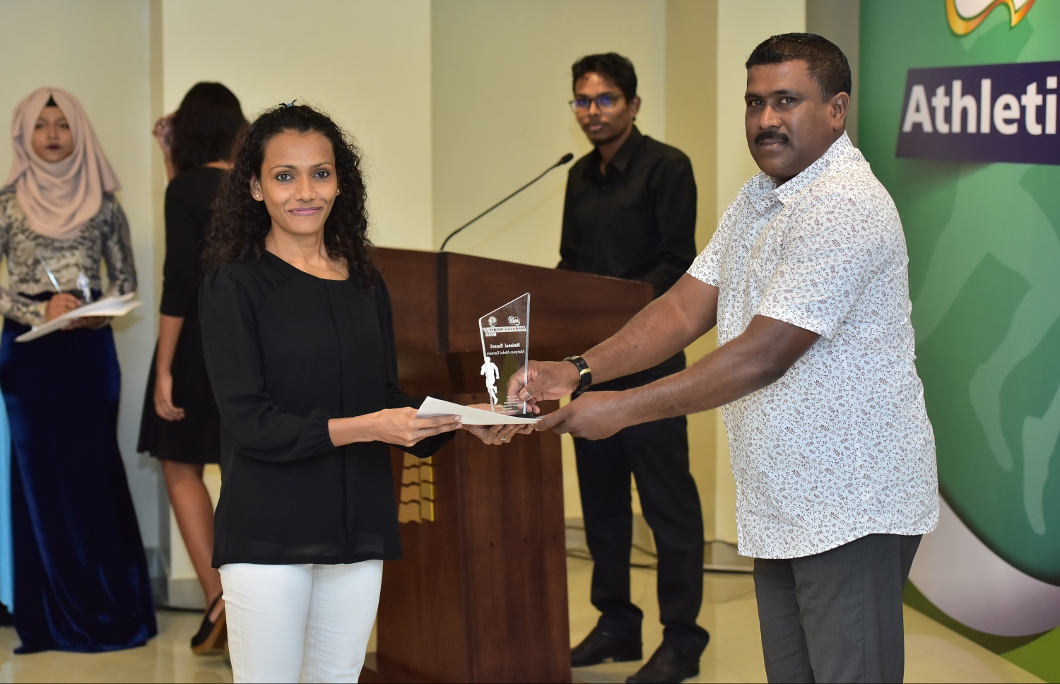 ޑިސެމްބަރު މަހު ބޭއްވި އެތުލެޓިކްސް ނައިޓްގައި މަރީ (ވ) އެވޯޑަކާ ހަވާލުވަނީ. --ފޮޓޯ: ނިޝާން އަލީ/ މިހާރު