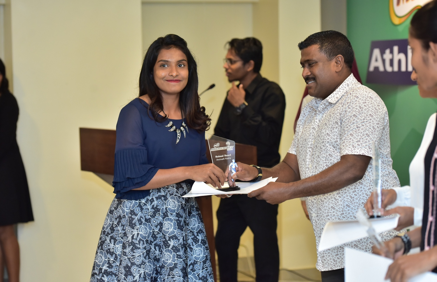 ގައުމީ ރެކޯޑް މުގުރާލާފައިވާ ނަޒްރާ (ވ) އަށް ކުރީގެ ދުވުންތެރިޔާ ހާނިމް އެވޯޑް ދެއްވަނީ. --ފޮޓޯ: ނިޝާން އަލީ/ މިހާރު