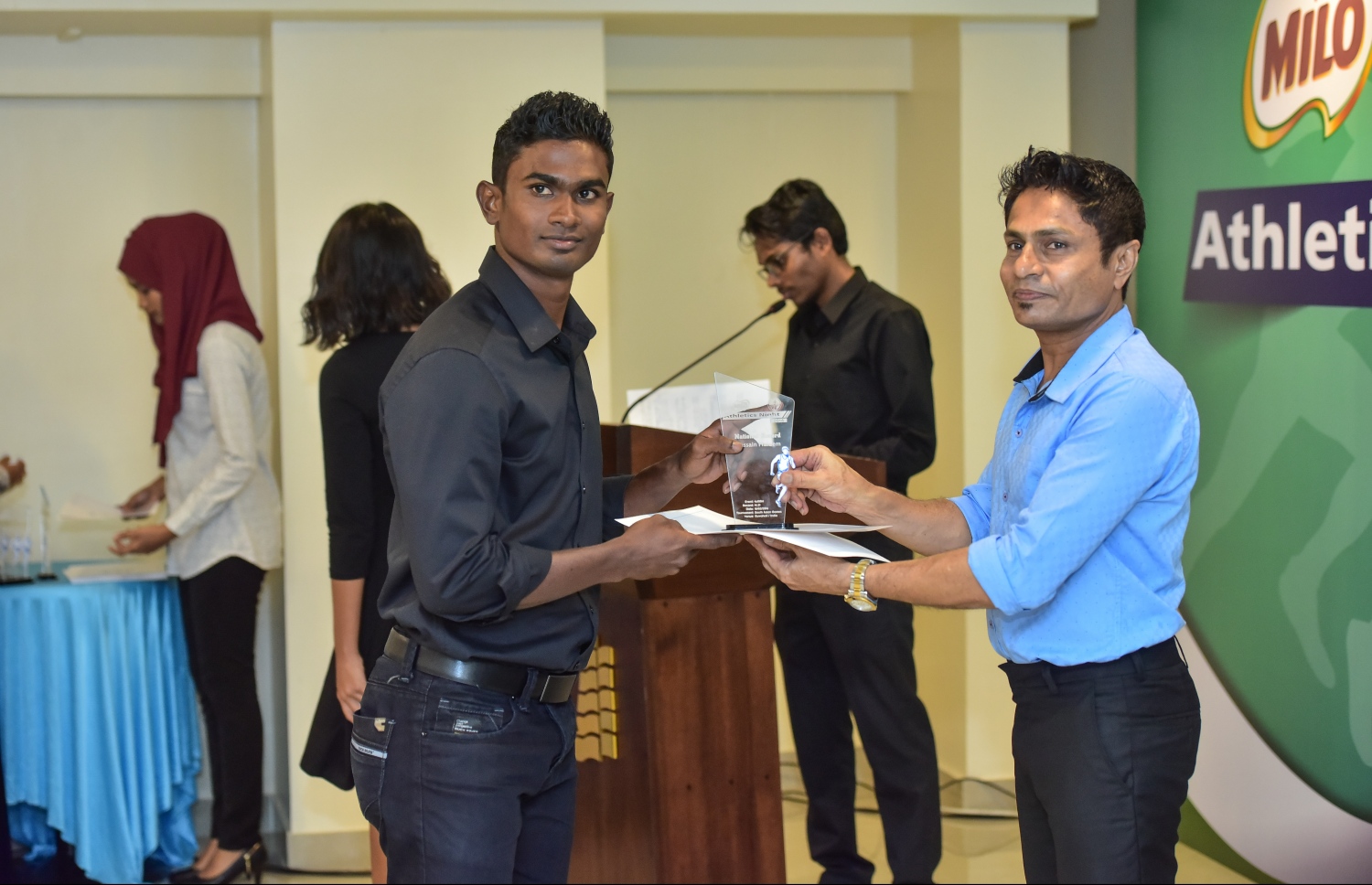 ގައުމީ ރެކޯޑް އާކޮށްފައިވާތީ ސާއިދު (ވ) އަށް ސްޕޯޓްސް ކޯޕަރޭޝަނުގެ މެނޭޖިން ޑިރެކްޓަރު ރައްޒާގު އެވޯޑް ދެއްވަނީ. --ފޮޓޯ: ނިޝާން އަލީ/ މިހާރު